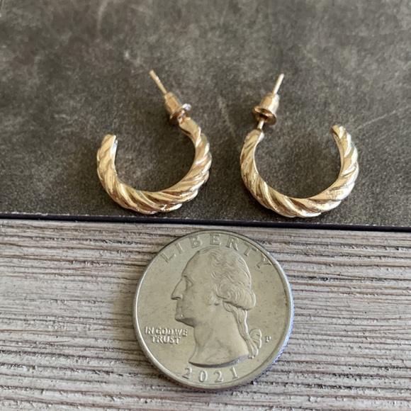 6/$8 NEW Gold Tone Hoop Earrings - Picture 14 of 15
